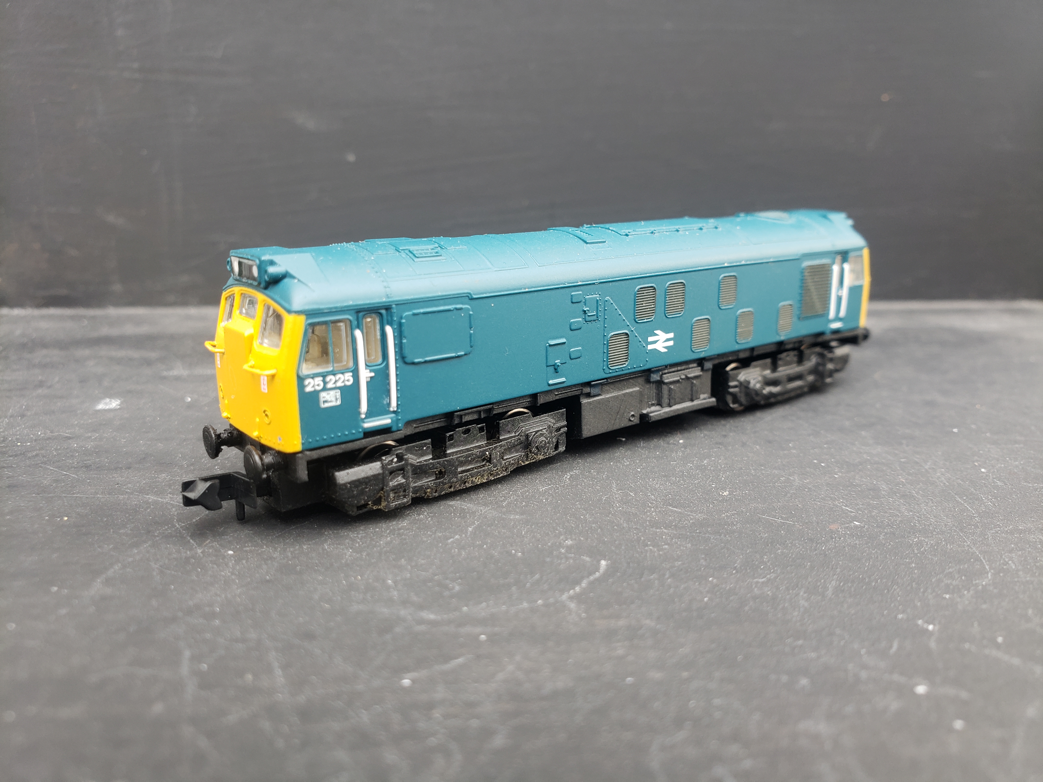 Graham Farish by Bachmann (DCC Ready) Class 25/2 with Unpowered Chassis © Bees Hill Models Graham Farish by Bachmann (DCC Ready) Class 25/2 with Unpowered Chassis © Bees Hill Models